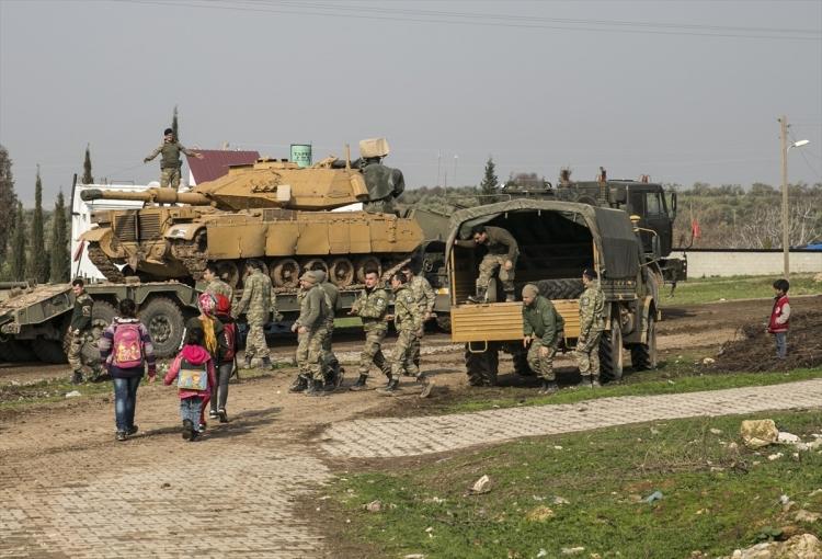 <p>Türk Silahlı Kuvvetleri (TSK), İdlib'deki gözlem noktalarına tank sevk etti.</p>

<p> </p>
