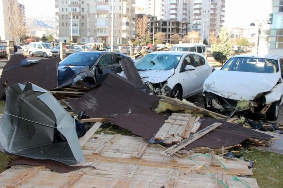 <p>Sabah uyanarak işe gitmek isteyen vatandaşlar da araçlarını görünce büyük şok yaşadı. </p>
