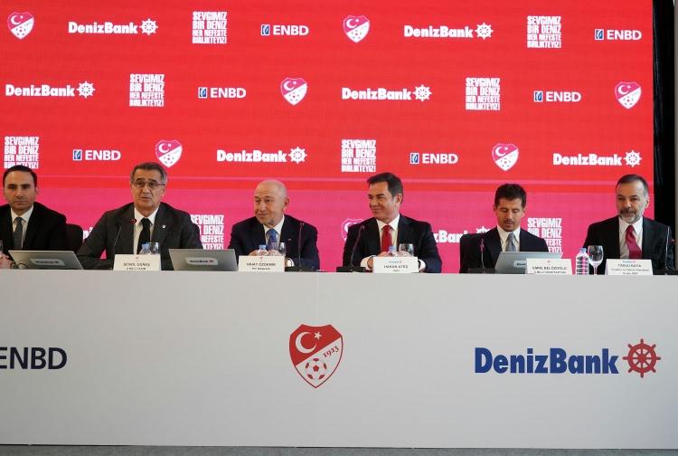 <div>Sponsorluk açısında rekor kıracakları bir döneme imza attıklarını belirten Özdemir, “Sponsorluk açısından rekor kıracağız. Daha birçok sponsorlarımız olacak. Önemli görüşmelerimiz var. Yayın haklarından federasyonumuzun aldığı pay yüzde 12 idi. Arık futbol takımını daha fazla olsun diye yüzde 8’lik hakkımızdan vazgeçtik. Buradaki yüzde 8’lik kayıp 40 milyon dolar ediyor. Bütçe ve planlarımızı yaptık. Gelirlerimizi arttırarak bu açığımızı kapatmak istiyoruz. Kulüplerimizin isteğiydi bu. Yalnız Süper Lig değil diğer kulüplerimiz de rahatlasın diye yüzde 8’lik hakkımızdan vazgeçip, kulüplere dağıttık. İlave sponsorluk ve reklamlarla bu açığımızı kapatacağız” değerlendirmesini yaptı.</div>

<div>İmza töreni, karşılıklı hediye takdimi ve toplu fotoğraf çekimi ile sona erdi.</div>
