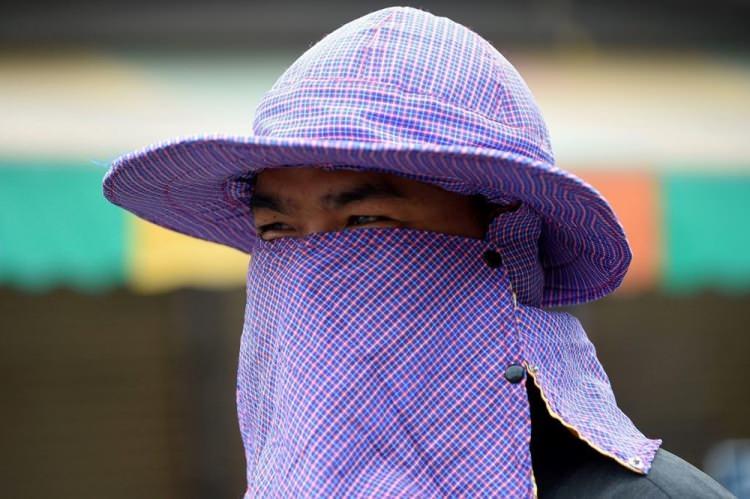 <p>Çin'den dünyaya yayılan corona virüsü, dünya genelinde maske satışlarını artırdı. Son verilere göre 565 kişinin ölmesine neden olan corona virüsüne karşı özellikle Asya Ülkesi'ndeki vatandaşların aldıkları maskeli önlem yöntemleri dikkat çekiyor.</p>
