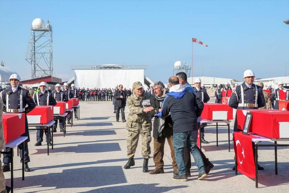 <p>Türk bayrağına sarılı tabutların yan yana dizildiği törenin ardından şehit 12 asker Türk Hava Kuvvetleri’ne ait 2 uçakla memleketlerine uğurlandı. Güvenlik korucuları ve itfaiyeciler ise Van’da toprağa verilecek.</p>
