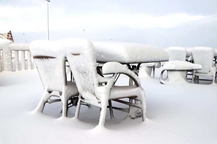 <p>Sivas'ta bulunan Yıldız Dağı Kış Sporları ve Turizm Merkezi'nde son günlerde etkili olan yağışlarla birlikte kar kalınlığı 1,5 metreye yükseldi.</p>
