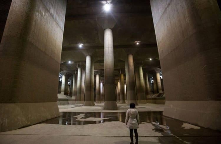 <p>Japonya'nın inanılmaz büyüklükteki bir yer altı su tankını ziyaret eden bir turist. Saitama şehrinde, şehir kurulduğundan beri meydana gelen sel baskınlarından korunmak için insan eliyle yapılmış en büyük drenaj sistemi.</p>
