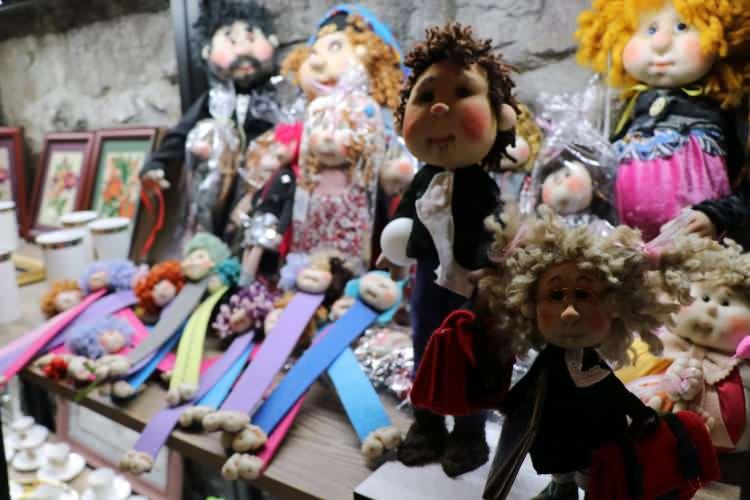 <p>El emeği ürünleri kurulan sitede satışa sunan Sengir, ürünlerinin daha çok kişiye ulaşmasından dolayı mutlu olduğunu belirtti. </p>

<p> </p>
