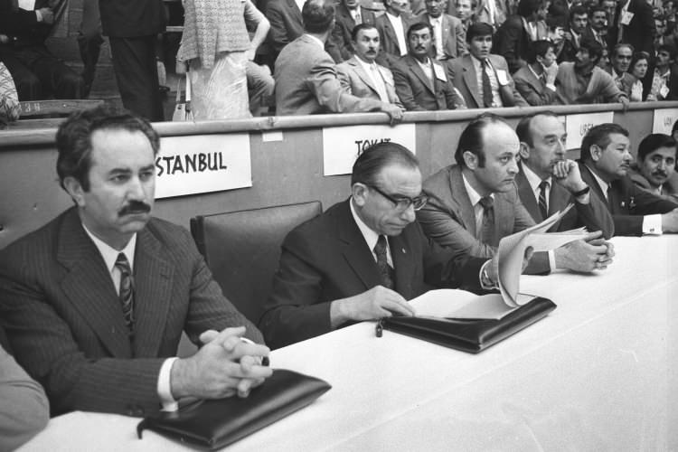 <p>1999 seçimlerinin ardından DSP-MHP koalisyonunun kurulması sürecini de anımsatan Yalçın, şunları kaydetti:</p>
<p>"MHP Genel Başkanı Devlet Bahçeli, MHP'nin devletin bütünlüğünü, milletin ihtiyaçlarını ve toplumsal beklentilerini ideolojik önceliklerine tercih edeceğini bir kez daha göstermiştir. Merhum Alparslan Türkeş'in başlattığı sorumlu, tutarlı, yapıcı ve pozitif politika anlayışı Bahçeli döneminde de sürdürülmüştür. Bahçeli yönetiminde MHP, milli çıkarları her türlü kişisel ve kurumsal endişe ve önceliklerin fevkinde tutmuş 'önce ülkem ve milletim, sonra partim ve ben' anlayışını partisinin siyasi düsturu haline getirmiştir."</p>