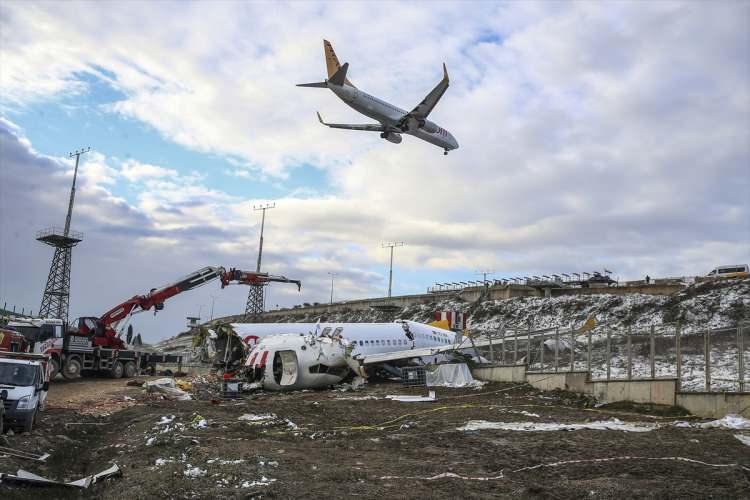 <p>İstanbul Sabiha Gökçen Havalimanı'na iniş yaptıktan sonra pistten çıkarak kaza yapan uçağın enkazının parçalara ayrılıp kaldırılması çalışmaları 2. gününde devam ediyor.</p>

<p> </p>
