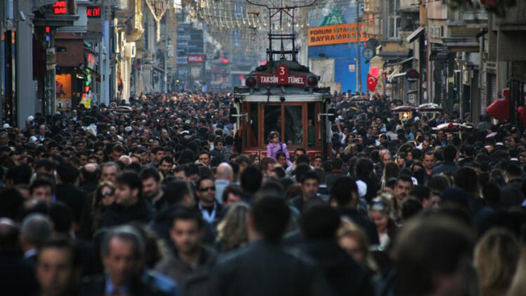 <p>Türkiye İstatistik Kurumu (TÜİK) son dakika 2019 yılı adrese dayalı nüfus kayıt sistemi sonuçlarını açıkladı. Türkiye'nin nüfusu, 2019'da bir önceki yıla göre 1 milyon 151 bin 115 kişi artarak 83 milyon 154 bin 997 kişiye ulaştı.<br />
<br />
<span style="color:#FFD700"><strong>İŞTE İL İL 2019 TÜRKİYE NÜFUSU!</strong></span></p>
