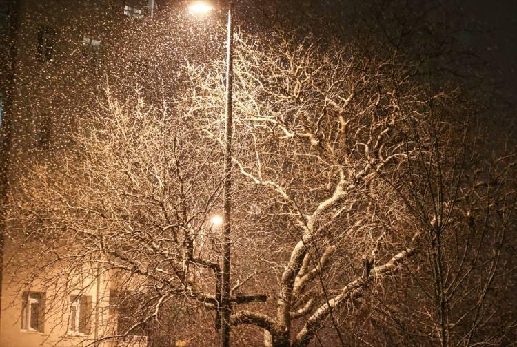 <p>İstanbul'da günlerdir beklenen kar yağışı etkili oldu.</p>

