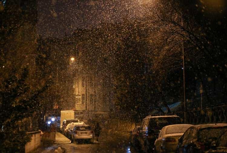 <p> İstanbul'un yüksek kesimleri olmak üzere Beyoğlu, Silivri, Çatalca ve birçok ilçede etkili olan kar yağışı kartpostallık görüntüler oluşturdu.</p>
