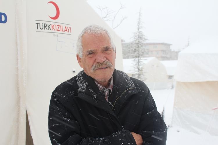 <p>Sabah saatlerinden itibaren çadırlarından çıkan çocuklar kar yağışının tadını çıkardı. Ekiplerin sıcak çorbasıyla ısınan çocuklar, karda oyunlar oynadı. Kar ayrıca görsel güzelliklerde oluşturdu.</p>