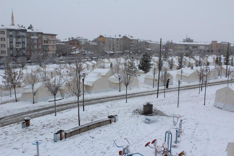 <p>Çocuklarda kar yağışının güzel olduğunu dile getirerek, kar topu oynadıklarını söyledi.</p>