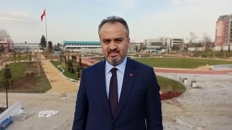 <p>Bursa Atatürk Stadyumu'nun yıkılmasının ardından Büyükşehir Belediyesi tarafından projelendirilen ve içinde Millet Kütüphanesi'nin de bulunduğu Millet Bahçesi'nde sona gelindi. Yüzde 90'u tamamlanan Millet Bahçesi bu ay açılacak. Yerin altında 485 araçlık otoparkın bulunacağı projenin park kısmında koşu pisti, yeşil alanlar, su gösteri alanları ve 500 metrekare alanlı Millet Kıraathanesi'nin bulunacağını belirten Bursa Büyükşehir Belediye Başkanı Alinur Aktaş, Millet Bahçesi'nin şadırvanlarından termal suların akacağını söyledi.</p>
