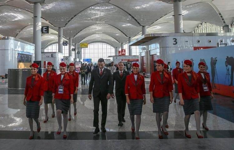 <p>Ne yazık ki dikişlerde de sorun var. Özellikle pantolonlar hiç şık durmuyor. Elbiselerin arkalarında toplanmalar, pantolonların bollukları kabin memurlarının şıklığını zedeliyor. Ekiplerin kullandığı bavullar da çabuk yıpranıyor.</p>

<p> </p>
