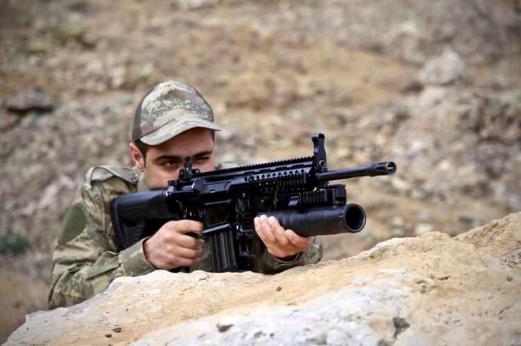 <p>- Çatışma bölgelerinde etkin kullanılacak </p>
<p>Dayanıklılığıyla ön plana çıkan AK40-GL bomba atar, 5 bin atışlık uzun ömürlü namlusu ve 400 metre kusursuz menziliyle rakiplerine üstünlük sağlıyor.</p>