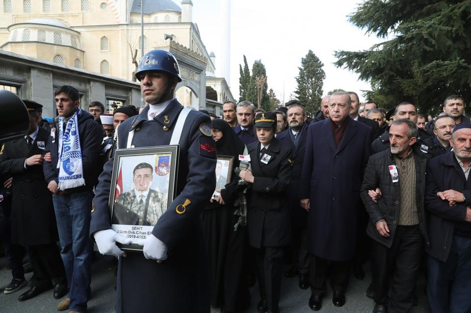 <p>Van'daki çığ faciasında şehit olan Uzman Onbaşı Cihan Erat için cenaze töreni düzenlendi. Törene, Cumhurbaşkanı Erdoğan da katıldı.</p>

<p> </p>
