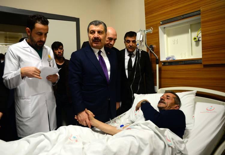 <p>"İstanbul'da hastanelerimize başvuran hasta sayısı 179 kişi oldu. Maalesef hayatını kaybeden 3 vatandaşımız var. Yoğun bakımlarda takip edilen hasta sayımız ise 3 kişi. Bir hastamızın ameliyatı yapıldı, genel durumunun iyi olduğunu söyleyebilirim. Hastanelerimizde takip edilen hastaların genel durumlarının iyi olduğunu, durumu kritik, ciddi ya da ağır bulunan herhangi bir hastamızın şu anda bulunmadığını söyleyebilirim. Ayrıca yine İstanbul'da Pendik'te metroda bir inşaat kazasıyla 4 vatandaşımızın yaralandığını, birinin genel durumunun orta düzeyde olduğunu, genel olarak 4 hastanın kritik durumunun olmadığını da ifade etmek istiyorum."</p>