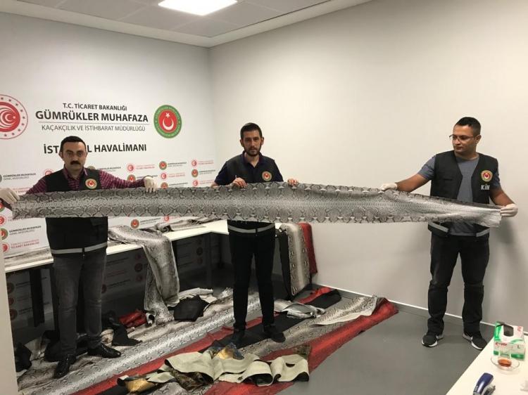 <p>- Uyuşturucu hapları çocuğunun montunun astarına sakladı</p>
<p>Gürbulak Gümrük Müdürlüğü personelince yolcu salonu bagaj x-ray noktasında yapılan kontrollerde de ilginç bir olaya rastlandı. İran uyruklu yolcunun kızı üzerinde yüzeysel arama esnasında, giydiği pembe renkli montun astarına 1490 uyuşturucu hap gizlendiği belirlendi. </p>
<p>Kapıkule Gümrük Sahası'na gelen sebze yüklü tır şüphe üzerine x-ray taramasına sevk edildi. Gerçekleştirilen tarama neticesinde malzeme dolabında bulunan yangın tüpünün olması gerekenden farklı bir yoğunlukta bulunduğu anlaşıldı. Açılan 3 yangın tüpünde toplam ağırlığı 14 bin 28 gramı bulan eroin yakalandı. </p>
<p>Gümrük Muhafaza ekiplerince gerçekleştirilen bir başka operasyonda, Türkiye'ye giriş yapmak üzere İpsala Gümrük Sahası'na gelen kamyon ve römork riskli görüldü ve kontrol edildi. Aracın römorkunun ön duvarına sonradan yapılmış zula tabir edilen bölmede vakumlanmış şeffaf poşetler içinde toplam 64 paket esrar ele geçirildi.</p>