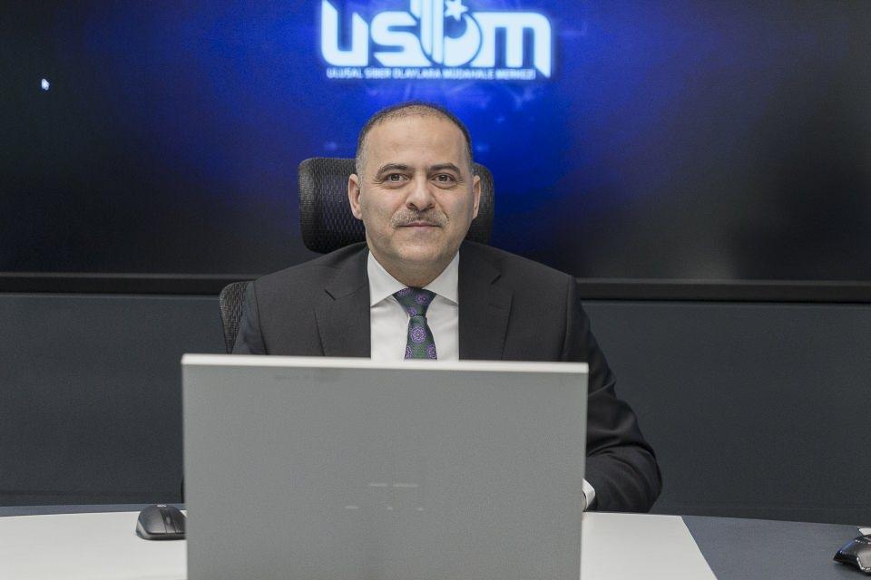 <p><strong>"Geçen yıl 150 bin siber saldırı gerçekleşti"</strong></p>

<p>Türkiye'ye yönelik geçen yıl 150 bin siber saldırı gerçekleştirildiği bilgisini veren Sayan, "Bu bir önceki yılın tam iki katı." ifadesini kullandı.</p>

<p>Siber saldırılara karşı savunmanın operatörlerin de desteğiyle yapıldığını belirten Sayan, bu mücadelenin "vatan savunması" bilinciyle yürütüldüğünü kaydetti.</p>

<p>Sayan, Türk Telekom, Turkcell ve Vodafone Türkiye'nin özellikle hizmet engelleme saldırılarına karşı kapasitelerinin artırılmasını sağladıklarına dikkati çekerek, çalışmaların çok paydaşlı bir biçimde koordinasyon içinde yürütüldüğünü bildirdi.</p>
