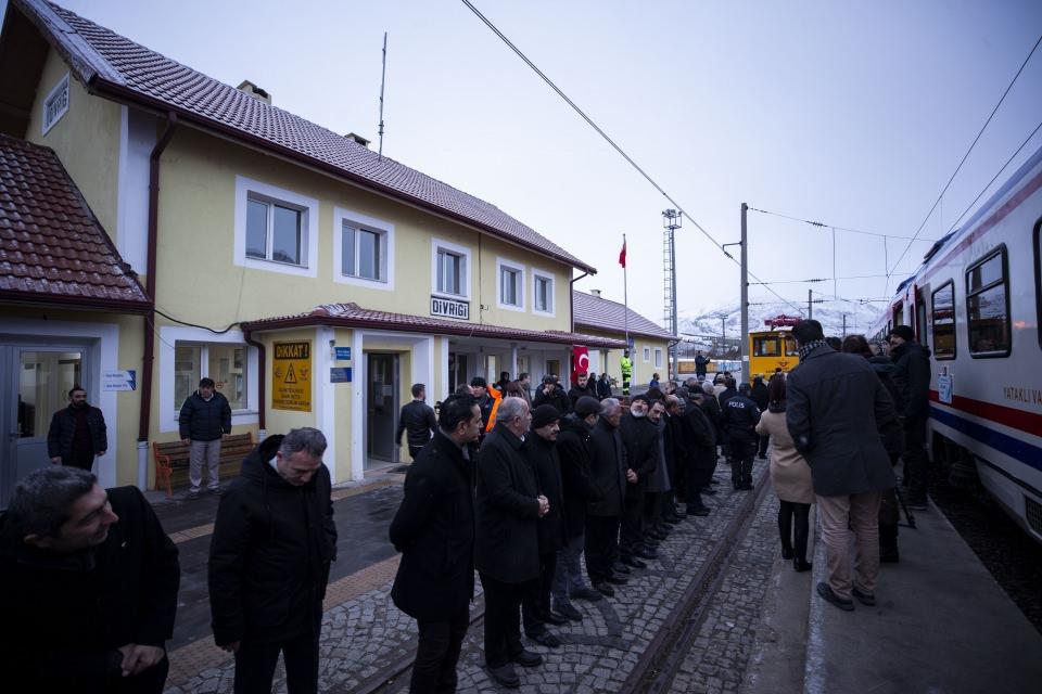 <p>Türkiye'nin turistik sembolü haline gelen trene insanların yoğun ilgi gösterdiğini anımsatan Berger,  "Bu da hiç şaşırtıcı değil çünkü yol boyunca gördüğünüz manzara, kar, nehirler gerçekten çok güzel. Aslında bu seyahati biz sonbaharda yapacaktık ama bize 'kar yağışını bekleyin' dediler. Gerçekten çok güzel bir görüntü." diye konuştu.</p>
