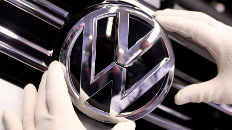 <p><strong>"Volkswagen'i Türkiye'ye getiren şey verilen teşvik değil" </strong></p>

<p>Bu, Türkiye'ye has bir şey. Volkswagen'i Türkiye'ye getiren şey sadece bazılarının iddia ettiği gibi verilen teşvik değil. Böyle güçlü bir tedarik ağınız olmasa, lastiğini, koltuğunu, motordaki dişliyi, aynasını, camını, plastik parçasını imal eden ve bunların hepsini yüksek kalitede üreten bir tedarik sanayi olmasa niye gelsin buraya yabancı yatırımcı? Herhangi bir ülkeye gider. Türkiye'ye asıl bunu çeken bizim hem kalitemiz hem de rekabetçi yani ekonomik olmamız."</p>

<ul>
</ul>
