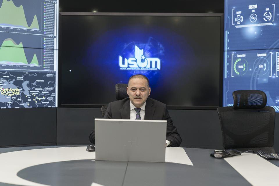 <p><strong>"BTK Veri Merkezi uçtan uca yedekli olarak tasarlandı"</strong></p>

<p>Ömer Fatih Sayan, Cumhurbaşkanı Erdoğan tarafından pazartesi günü USOM ile birlikte BTK Veri Merkezi, Milli Monitör Merkezi ve BTK Akademinin de açılışının yapılacağını aktardı. </p>

<p>BTK Veri Merkezi'nin 5 bin metrekarelik kapalı alanı ve 10 MVA kurulu gücü ile kamunun en büyük veri merkezlerinden biri olduğuna işaret eden Sayan, merkezin uçtan uca yedekli olarak hizmet sağlamak üzere dünya çapında en üst düzey standartlara göre tasarlandığını anlattı.</p>
