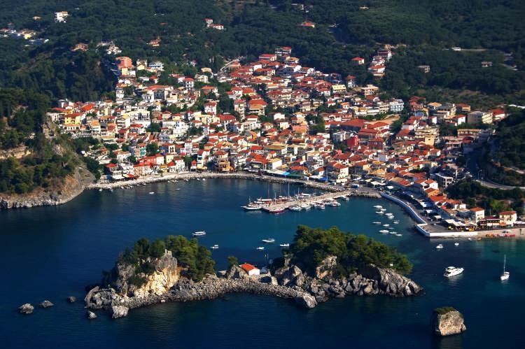 <p>18- YUNANİSTAN <br />
Türkiye’ye yakın konumuyla Yunanistan ve adalar Türk tatil sevenlerin de tercihleri arasında yer alıyor. Akdeniz ikliminin bütün güzelliklerini yaşandığı ülkede yaşayan birçok Türk bulunuyor. Yunanistan'daki Türk sayısı: 25 bin.</p>

<p> </p>
