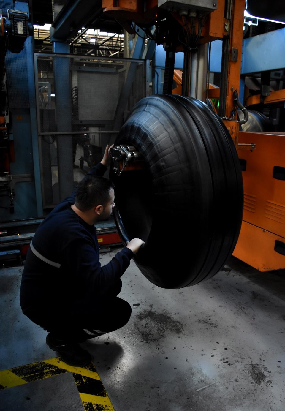 <p>Kaplama ve şekillendirme işlemleri sonucu hazırlanmış yarı mamul bileşenler, lastik imal makinesinde 90 ila 110 santigrat derecede bir araya getirilerek ham lastik elde edilir. </p>
