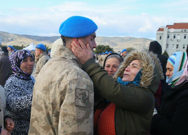 <p>Anne Baykuş, törende çok duygulandığını belirterek, "Vatanımız, milletimiz onlara emanet. Biz onlara borçluyuz bu vatanı. Çok gururluyum ve mutluyum. Ayağım burkuldu, düştüm, canımı veririm ben vatanım için, oğullarımız için." diye konuştu.</p>
