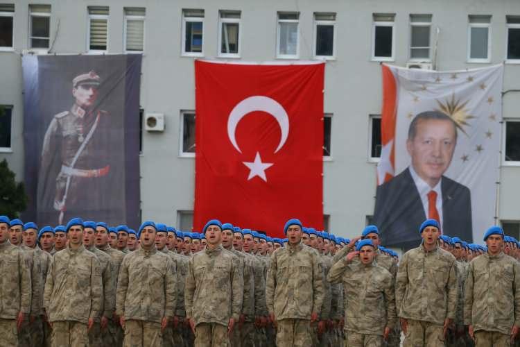 <p>TMH Okul Komutanlığındaki tören, saygı duruşu, İstiklal Marşı'nın okunması ve Türk bayrağının göndere çekilmesiyle başladı</p>
