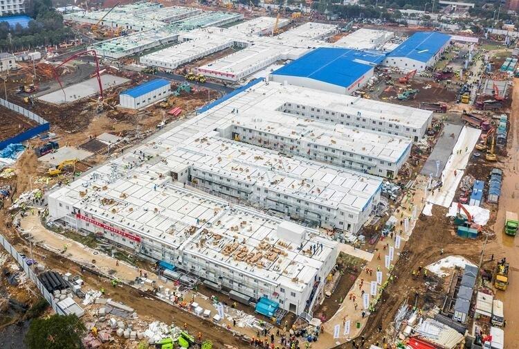 <p>7 BİN İŞÇİ 10 GÜNDE İNŞA ETTİ </p>
<p>Huoshenshan Hastanesi ve bu hafta açılacak bin 500 yataklı ikinci bir hastane, yeni koronavirüsü salgınının başladığı yer olan Wuhan'da 24 saat çalışan inşaat ekipleri tarafından inşa edildi ve bugün kapılarını açıyor.</p>