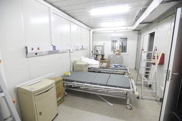 <p>İki katlı 600.000 metrekarelik hastanenin yarısı izolasyon koğuşu olarak belirlenmiş durumda. Binada 30 yoğun bakım ünitesi de var. Bina doktorların dışarıdaki uzmanlarla görüşmesi için özel bir sisteme sahip.</p>
<p> </p>