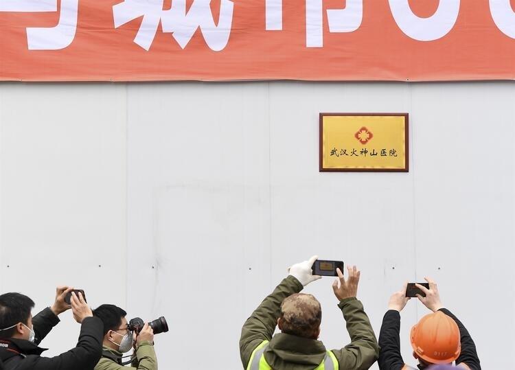 <p>SADECE 1 AİLE ÜYESİNE İZİN VAR</p>

<p>Kıyı Zhejiang eyaletinde yaklaşık 10 milyon nüfusa sahip olan karantina altındaki ticaret ve üretim merkezi Wenzhou şehrinde de insanlar evlerinde karantina altında. Her gün sadece bir aile üyesinin gerekli malzemeleri satın almak için dışarı çıkmasına izin veriliyor.</p>
