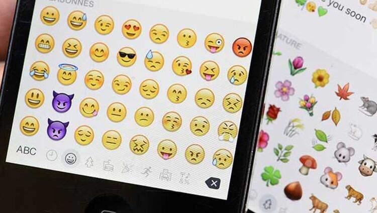 <p><strong>Telefonlarımızda </strong><strong> kullandığımız emojiler değişiyor. Bir çok kullanıcının kısa ifade belirtmek için kullandığı emojiler yerini yenilerine bırakıyor. Yeni emojilerinde dikkat çekeceği belirtildi. İşte o emojiler...</strong></p>
