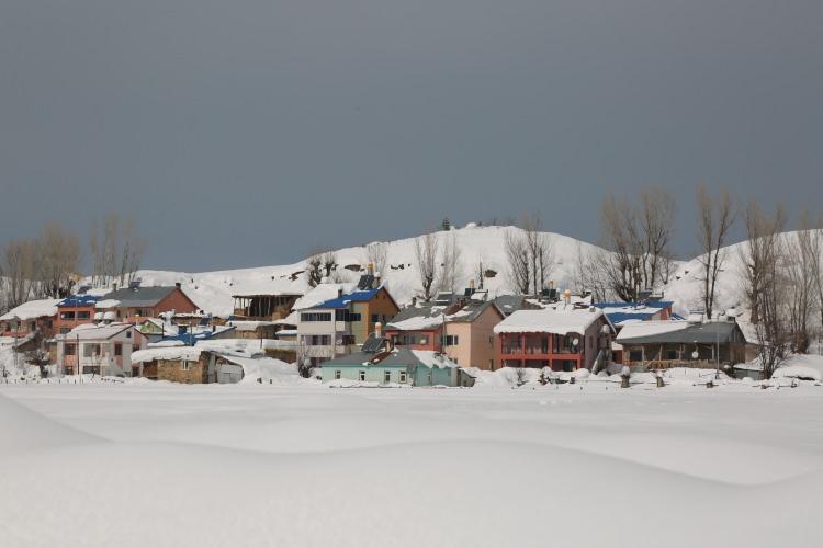 <p>Meteoroloji'nin günlerdir uyarısını yaptığı kar yağışı Tunceli’nin özellikle yüksek rakımlı Ovacık ilçesinde yoğun olarak ara ara devam ediyor. </p>
