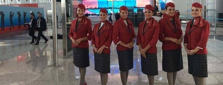 <p>Değişik milletlerden olanlarla birlikte sayıları 208’i buluyor. Türkiye’de ve özellikle İstanbul’da yaşamaktan çok memnun olan yabancı kabin memurlarının çoğu da Türklerle evleniyorlar ve vatandaş olmak için başvuruyor. Yakın gelecekte özellikle Afrika ve Güney Amerikalı kabin memurlarının alımları için çalışmalar yapılıyor.</p>
<p><strong>ÜNİFORMALARA GÜZEL AMA...</strong></p>
<p> </p>
<p> </p>