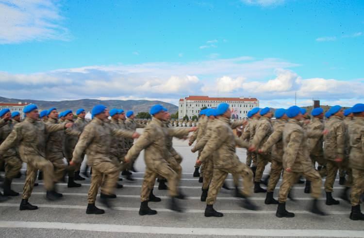 <p>Komando andının okunması ve tören geçişinin ardından aileler, mezun olan çocuklarıyla hasret giderdi.</p>

<p>Ayağı burkulduğu için törene koltuk değneğiyle katılan Gülay Baykuş, oğlu Onbaşı Furkan Baykuş'u bulmak için koltuk değneğini bırakarak tören alanına koştu. </p>

