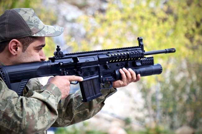 <p>- Bomba atarın ikinci teslimatı yapıldı</p>

<p>Milli piyade tüfeği MPT-76 ve MPT-55'e monte edilen AK40-GL bomba atar, ekim ayında yapılan sevkiyatla TSK envanterine girdi.</p>
