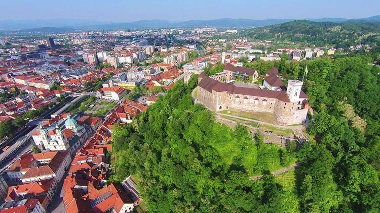 <p>Doğası, kültürü ve tarihi ile bezenen bu ülke, turistlerin en çok ziyaret ettiği Avrupa kentlerinden biri. Özellikle başkenti Ljubljana, nefes kesici sanat ortamı, festivaller ve Rönesans’tan Art Nouveau’ya kadar uzanan stil sahibi ve etkileyici mimarisi ile hem sanatseverlerin hemde turistlerin uğrak rotası.</p>

<p> </p>
