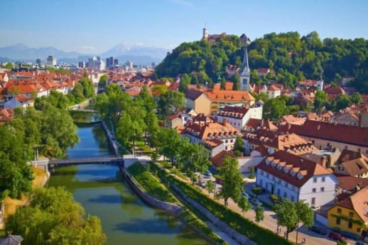 <p>Orta Çağ denilince akla hep Avrupa ülkeleri gelir. İngiltere, Almanya gibi. Her ne kadar oraya gidenler izlerin halen etkisini sürdürdüğünü söylese de, Slovenya'ya gelmeden kararınızı vermeyin deriz. Küçük bir şehir olmasıyla bilinen Başkent Ljubljana, başlı başına bir Orta Çağ kasabasını andırıyor. Taş köprüler, Barok mimarisi ve karakteristik yapılar, Orta Çağ'ın sahnelerini aratmıyor. Özellikle meydana kurulan pazarlar, tam olarak bu duyguyu hissettiriyor.</p>

