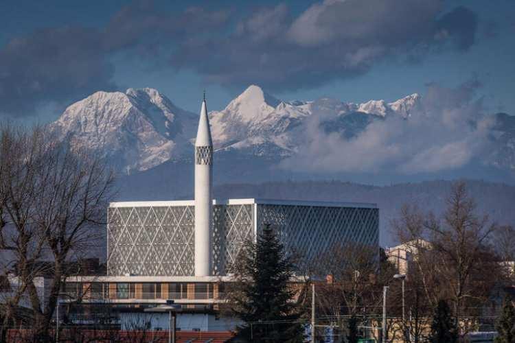 <p>Slovenya'nın başkenti Ljubljana'da inşa edilen ve ülkedeki minareli tek cami olma özelliği taşıyan Ljubljana Camisi ve İslam Kültür Merkezi haziranda ibadete açılacak.</p>
