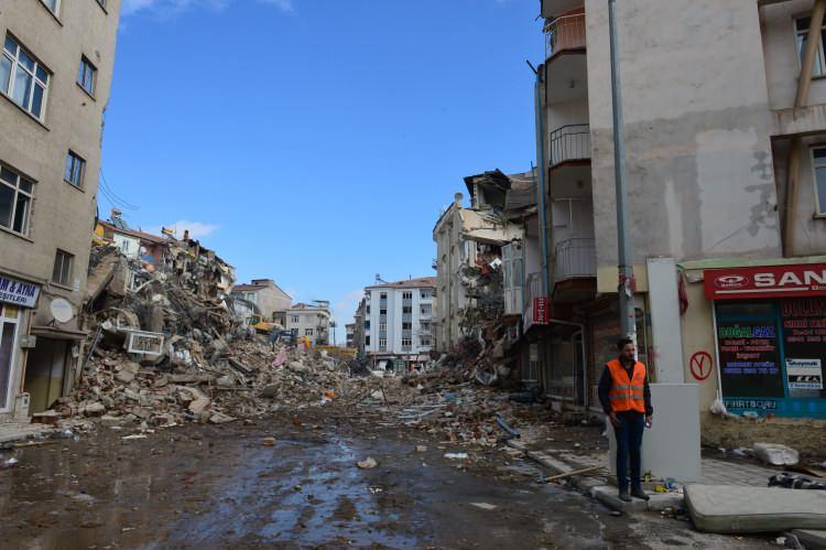 <p><strong> "Ciddi bilgi akışı sağladı"</strong></p>
<p> </p>
<p>Teksin, mobil aracının 2019'da İstanbul'un Kartal ilçesinde yıkılan bina sonrası Bakan Murat Kurum'un talimatıyla yaşanabilecek afetler için özel hazırlandığına dikkati çekti.</p>
