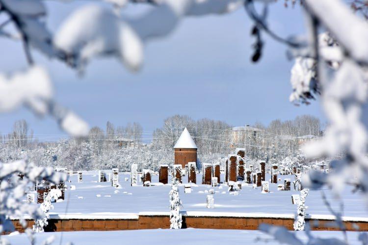 <p><strong>Tarihi kent Ahlat&rsquo;tan kartpostallık manzaralar</strong></p>

<p><br />
Bitlis&rsquo;in Ahlat il&ccedil;esindeki tarihi yapıların karla b&uuml;t&uuml;nleşmesi, seyrine doyumsuz manzaralar oluşturuyor.</p>
