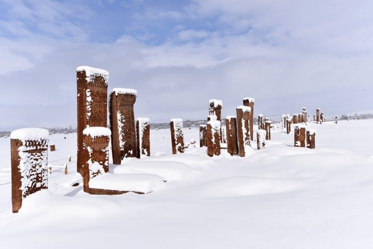<p>Kar yağışı sonrası Ahlat&rsquo;ın tarihi mekanlarının karla b&uuml;t&uuml;nleşen g&uuml;zelliklerini fotoğraflamak i&ccedil;in Ahlat&rsquo;a gelen doğa ve manzara fotoğraf&ccedil;ısı Abd&uuml;lrıdvan Kulu, &ldquo;D&uuml;n akşam Bitlis b&ouml;lgesinde yoğun bir kar yağışı vardı.&nbsp;</p>

<p>&nbsp;</p>
