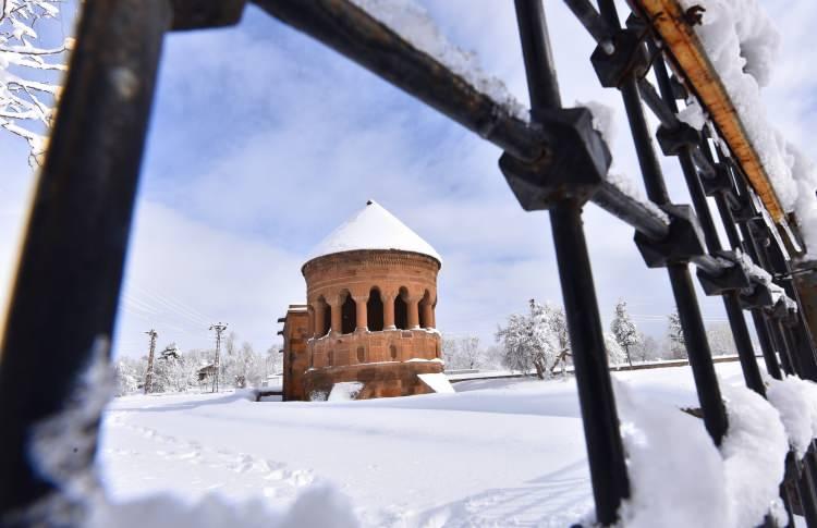 <p>Bu yağışın ardından Ahlat&rsquo;ta g&uuml;zel fotoğraflar &ccedil;ekebileceğimizi d&uuml;ş&uuml;nerek Ahlat&rsquo;a geldik.&nbsp;</p>
