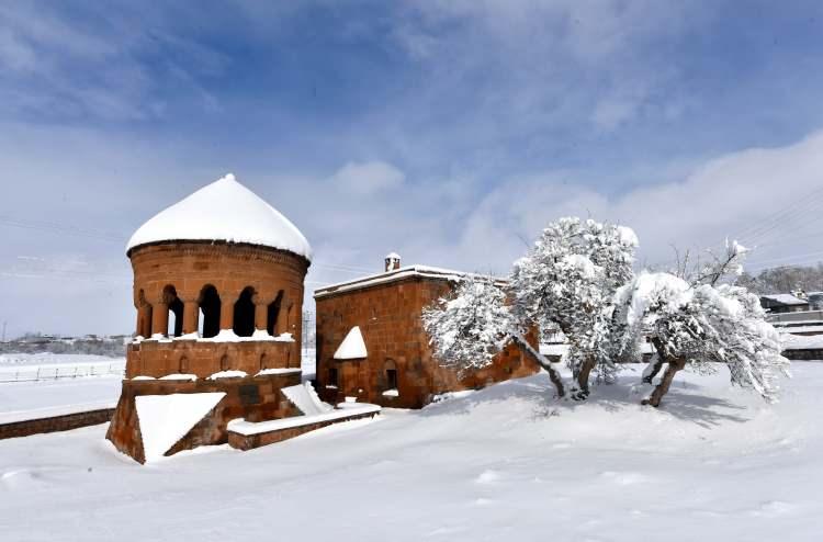 <p>Gelinlik giymiş gibi g&ouml;z&uuml;k&uuml;yorlar. İl&ccedil;ede gezerek &ccedil;ok g&uuml;zel yerlerde fotoğraflar &ccedil;ektik.&nbsp;</p>
