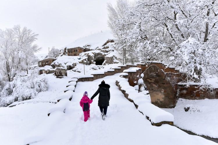 <p>&Ouml;zellikle kış mevsiminde Ahlat&rsquo;ta fotoğraf &ccedil;ekilmesini herkese tavsiye ederim&rdquo; dedi.</p>
