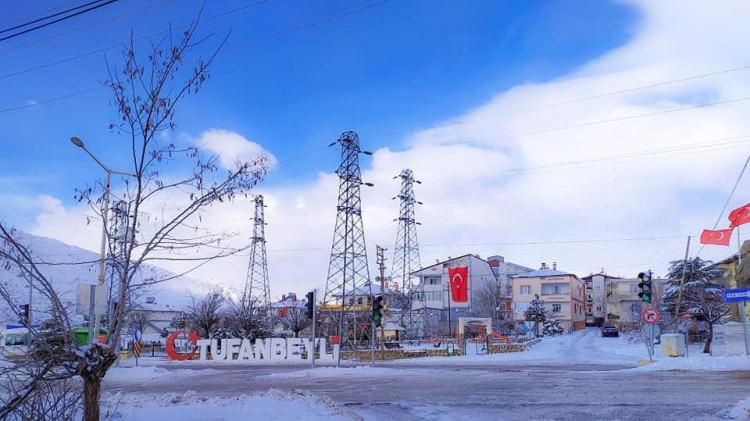 <p>Sabaha karşı eksi 18 dereceye kadar düşen hava sıcaklığı nedeniyle her taraf buz tuttu. </p>
