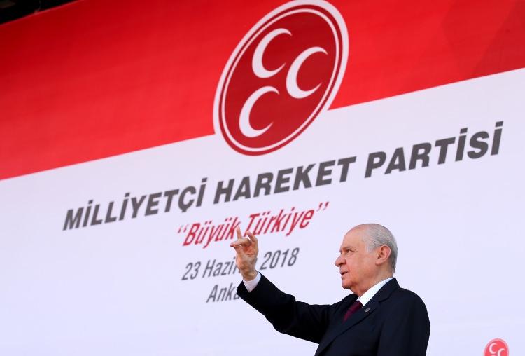 <p>MHP tüzüğü, olağanüstü kongrelerde genel başkan seçimine izin vermediği için tüzük tadilatı kongresi düzenleyerek, arkasından genel başkan seçmek isteyen muhalifler, birlikte hareket ederek kayıtlı bin 232 delegeden imza toplamaya başladı. Bahçeli ise parti içinden yükselen "olağanüstü kurultay taleplerini" reddederek, kurultayın 2018'de yapılacağını açıkladı.</p>
