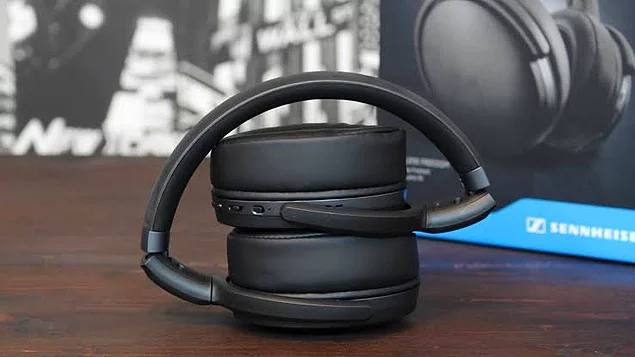 <p><strong>Sennheiser HD 4.40 BT</strong></p>

<p>Ses Çıkışı: Stereo</p>

<p>Bağlantı Tipi: Kablosuz</p>

<p>Hassasiyet: 113 dB</p>

<p>Empedans: 18 Ohm</p>

<p>Mikrofon: Var</p>

<p>Uzaktan Kumanda: Var</p>

<p>Kullanım Süresi (Genel): 25 saat</p>

<p>Şarj Tipi: USB</p>

<p>Fiyat: 698,30 TL</p>

<p> </p>
