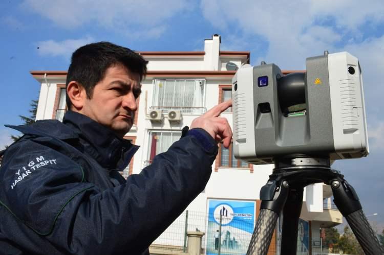 <p>Teksin, cihazlar aracılığıyla hasar tespitinde yıkılma riski fazla olan binalara öncelik verdiklerini belirtti.</p>

<p> </p>
